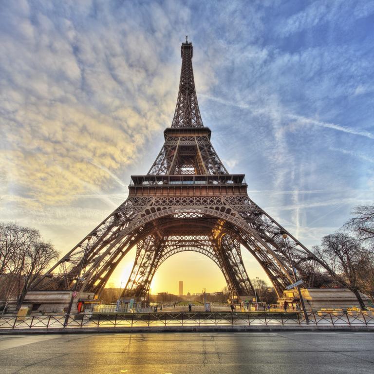 Eiffel Tower Champs De Mars Paris Exterior foto