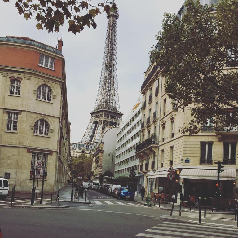 Eiffel Tower Champs De Mars Paris Exterior foto