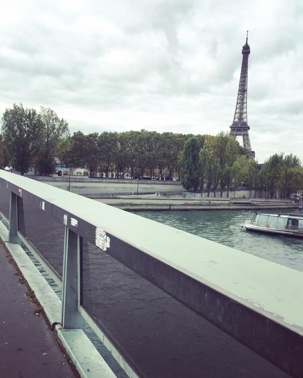 Eiffel Tower Champs De Mars Paris Exterior foto