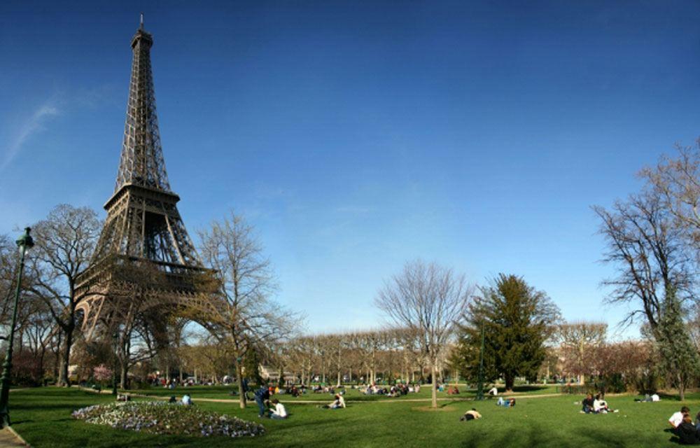 Eiffel Tower Champs De Mars Paris Exterior foto