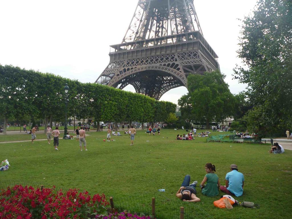 Eiffel Tower Champs De Mars Paris Exterior foto
